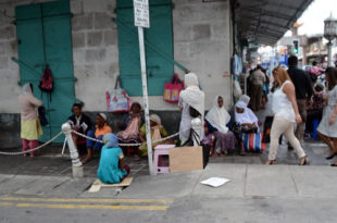 Des mendiants à proximité de la Jummah Masjid...