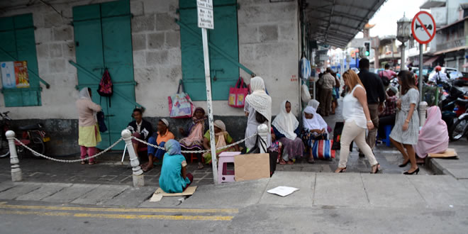 Des mendiants à proximité de la Jummah Masjid...
