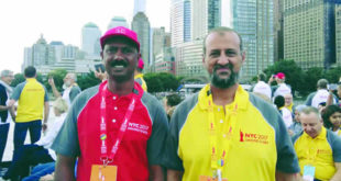 Jean François Rayapen, Quality Marshall au Shell Garden de Curepipe, et Osman Bhayat, responsable de la station-service Shell Ebène, posant pour la photo souvenir à New-York