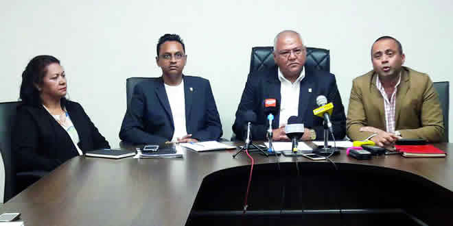 De g.à dr. : Marie-Claire Monty, Ravi Rutnah, Mahen Jhugroo et Bobby Hurreeram