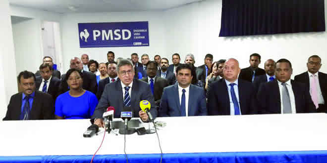 Xavier-Luc Duval entouré des membres du parti