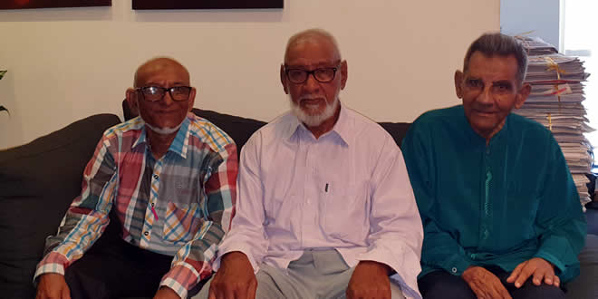 De g. à dr.: Abu Saddick, Abdool Rahim Elyhee et Goolam Issac