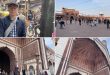 Immersion à Dariba Kalan, rue historique du XVIIe siècle nichée au cœur de Chandni Chowk, dans le Vieux Delhi. L’immense esplanade de la Jama Masjid, véritable lieu d’évasion suspendu au-dessus du tumulte de la cité. L’entrée de la salle de prière, bâtie en 1656. Son architecture allie le marbre blanc au grès rouge, un matériau et des formes inspirés du Rajasthan. Culminant à 40 mètres, le minaret est accessible par un escalier intérieur étroit de 121 marches.