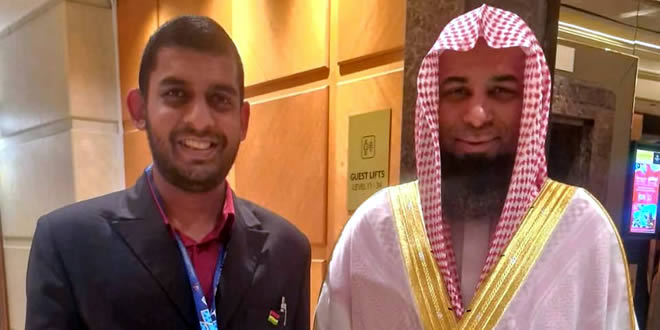 Hafiz Umair Karroo en compagnie de l'Imaam de Madinah, Sheikh Salah Al Budair.