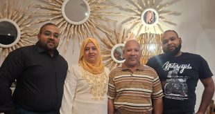 Muzzafar (à dr.) était très attaché à ses parents et à son frère aîné.