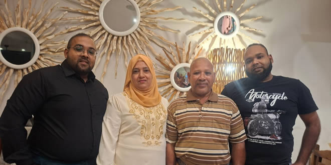 Muzzafar (à dr.) était très attaché à ses parents et à son frère aîné.